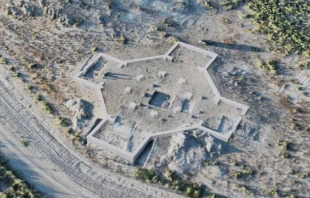 Reconstrucción de una antigua iglesia descubierta recientemente en Armenia. Mide unos 30 metros de ancho y tiene forma de octógono con “anexos cruciformes orientados de este a oeste y de norte a sur”, según Achim Lictenberger, quien destacó el descubrimiento de una estructura similar de un periodo ligeramente posterior encontrada en Abjasia (Sebastopol). Crédito: AGAP