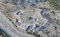 Reconstrucción de una antigua iglesia descubierta recientemente en Armenia. Mide unos 30 metros de ancho y tiene forma de octógono con “anexos cruciformes orientados de este a oeste y de norte a sur”, según Achim Lictenberger, quien destacó el descubrimiento de una estructura similar de un periodo ligeramente posterior encontrada en Abjasia (Sebastopol).