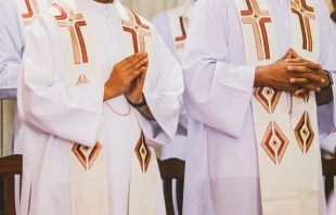 Imagen referencial de sacerdotes mexicanos. Crédito: Parada Prommanop / Vecteezy