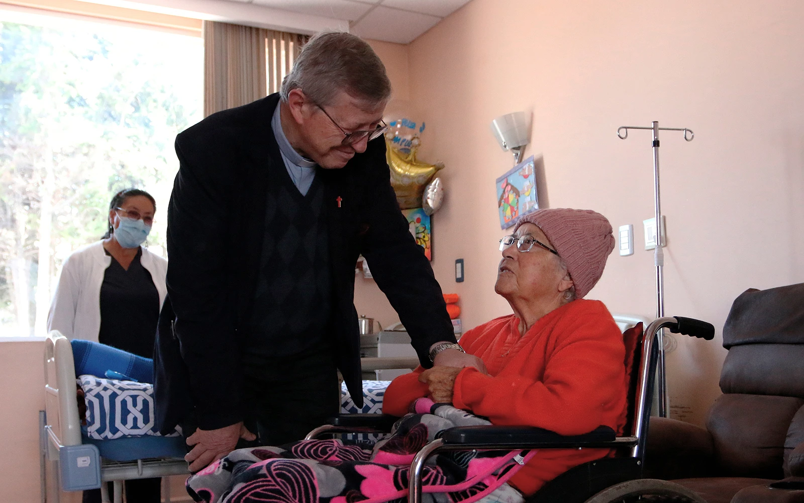 El sacerdote camiliano Alberto Redaelli y la señora Hipatia María Chávez, paciente del Hospice San Camilo en Quito.?w=200&h=150