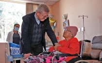 El sacerdote camiliano Alberto Redaelli y la señora Hipatia María Chávez, paciente del Hospice San Camilo en Quito.