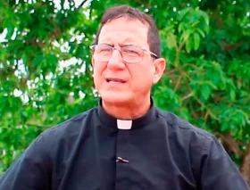 Sacerdote cubano: Defensores del comunismo no pueden negar la crisis evidente del país