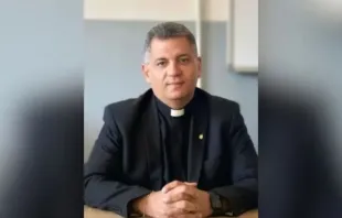 El P. Marwan Ghanem relata cómo sobrevivió al ataque con buscapersonas del 17 de septiembre de 2024 en Beirut en una entrevista con ACI Mena —agencia de noticias para el mundo árabe de EWTN News—. Crédito: Cortesía del P. Marwan Ghanem.