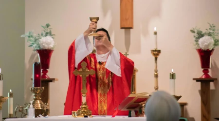 Sacerdote celebra Misa 10112024