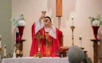 Foto referencial de un sacerdote celebrando Misa.