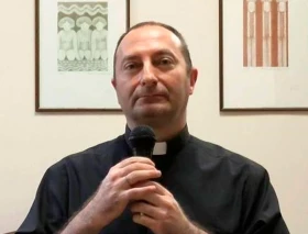 Sacerdote italiano es excomulgado por llamar al Papa Francisco “usurpador”