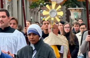 El P. Roger Landry encabeza una procesión eucarística por el campus de la Universidad de Columbia en la ciudad de Nueva York el 12 de noviembre de 2024. Crédito: Marina Frattaroli / Cortesía.