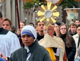 El “sacerdote más afortunado de EE.UU.” preside su última procesión eucarística en una universidad