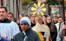 El P. Roger Landry encabeza una procesión eucarística por el campus de la Universidad de Columbia en la ciudad de Nueva York el 12 de noviembre de 2024.