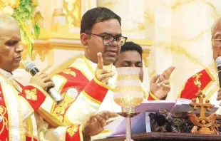 Se ordena el primer sacerdote sordomudo en la India, el P. Joseph Thermadom. Crédito: Asia News