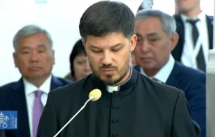 Sacerdote de Kazajistán da su testimonio. Crédito: Captura Vatican Media 