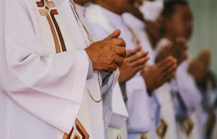 Imagen referencial de sacerdotes católicos celebrando Misa Crédito: Parada Prommanop / Vecteezy