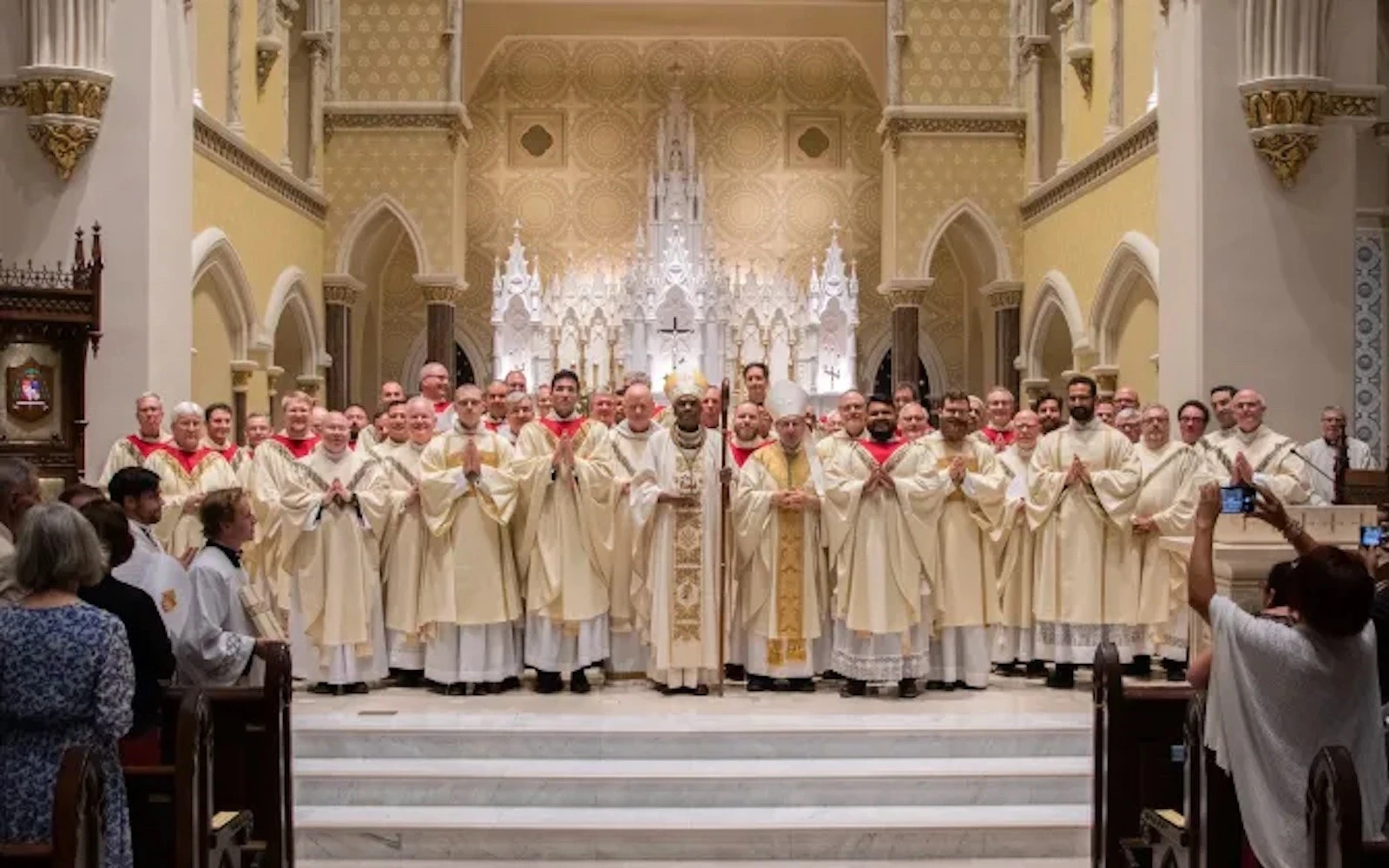 El obispo Jacques Fabre-Jeune posa junto a muchos de los sacerdotes de la diócesis de Charleston, Carolina del Sur, en una reciente ordenación.La diócesis ha experimentado un reciente aumento de las vocaciones?w=200&h=150