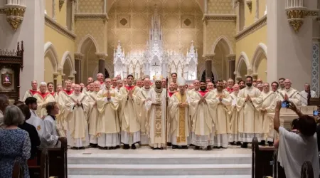 El obispo Jacques Fabre-Jeune posa junto a muchos de los sacerdotes de la diócesis de Charleston, Carolina del Sur, en una reciente ordenación