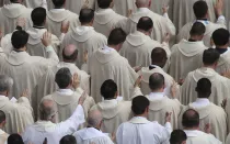 Foto referencial de sacerdotes concelebrando una Misa en Roma.