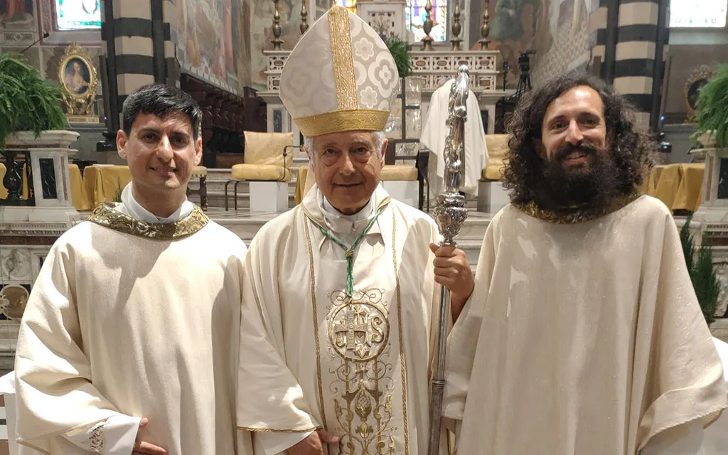 El P. Michele Di Stefano (izquierda) y el P. Giulio Vannucci (derecha) el día de la ordenación sacerdotal de ambos. Al centro el Obispo de Prato.?w=200&h=150