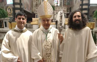 El P. Michele Di Stefano (izquierda) y el P. Giulio Vannucci (derecha) el día de la ordenación sacerdotal de ambos. Al centro el Obispo de Prato. Crédito: Diócesis de Prato