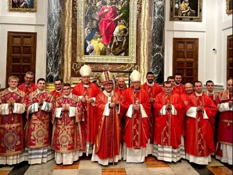 Los 8 nuevos sacerdotes y los 5 nuevos diáconos con los obispos consagrantes en Toledo. Crédito: Archidiócesis de Toledo