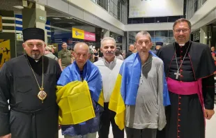 Los sacerdotes Iván Levitsky y Bohdan Geleta después de su liberación. Crédito: Iglesia greco-católica ucraniana.