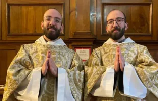 Johnny y George Jallouf, gemelos franciscanos que fueron ordenados sacerdotes en Alepo, Siria, el 6 de julio de 2024. Crédito: Johnny y George Jalloff