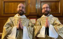 Johnny y George Jallouf, gemelos franciscanos que fueron ordenados sacerdotes en Alepo, Siria, el 6 de julio de 2024.