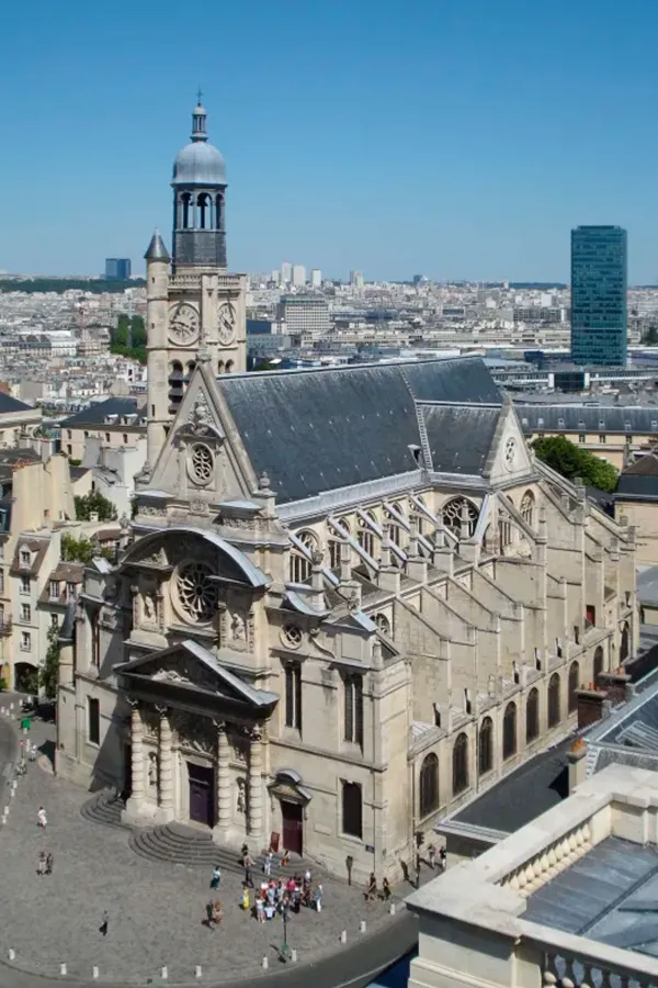 Saint-Étienne-du-Mont es una iglesia en París dedicada a la patrona de la ciudad, Santa Genoveva, quien era conocida por su piedad, curaciones y milagros. Crédito: Superchilum, CC BY-SA 3.0, vía Wikimedia Commons.