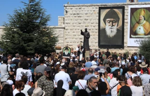 Miles de personas acudieron a una procesión eucarística seguida de la sagrada liturgia en la ermita de San Chárbel y el monasterio de San Marón-Annaya, el 22 de julio de 2024. Crédito: Marwan Semaan / ACI Mena.