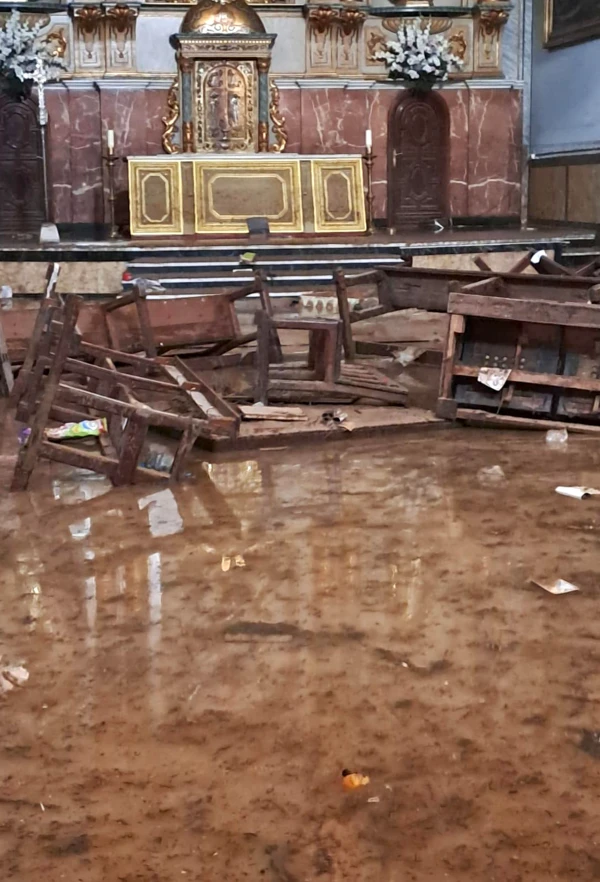 Daños de la inundación en la iglesia de San Jorge en Paiporta. Crédito: Arquidiócesis de Valencia.