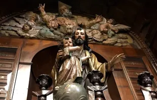 Imagen de San José sosteniendo al Niño Jesús, en la iglesia de San Pedro en Lima (Perú). Crédito: David Ramos / ACI Prensa.