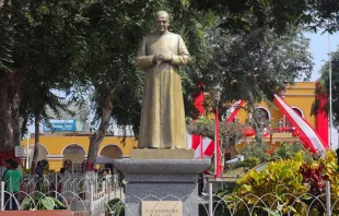 La imagen de San Josemaría en la plaza de armas de Cañete Crédito: Prelatura de Yauyos