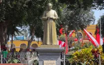 La imagen de San Josemaría en la plaza de armas de Cañete