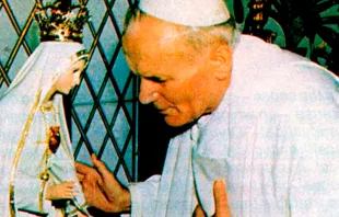 San Juan Pablo II y la imagen de la Virgen de Fátima. Crédito: Vatican Media.