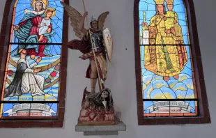 Imagen de San Miguel Arcángel derrotando a la "Santa Muerte", en la parroquia de la Inmaculada Concepción de Nezahualcóyotl. Crédito: Cortesía.