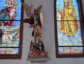 Sacerdote encomienda a San Miguel Arcángel la lucha contra el culto satánico de la “Santa Muerte”