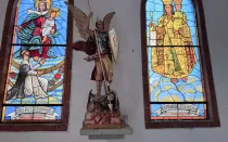 Imagen de San Miguel Arcángel derrotando a la "Santa Muerte", en la parroquia de la Inmaculada Concepción de Nezahualcóyotl.