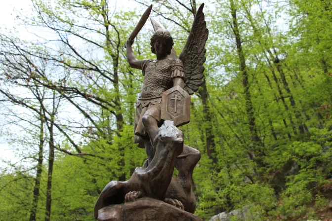 Estatua del arcángel San Miguel.