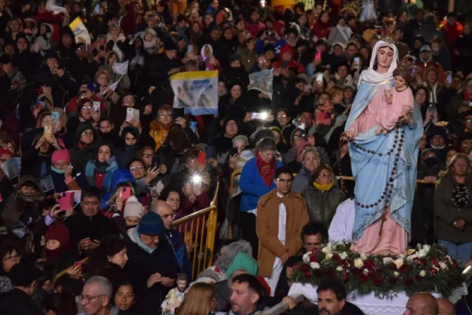 Fieles saludan a la Virgen