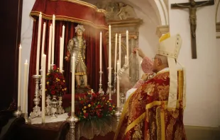El Obispo de Córdoba (España), Mons. Demetrio Fernández, inciensa la imagen de San Pelagio en la inauguración del Año Santo por los 1.100 años de su martirio. Crédito: Obispado de Córdoba.