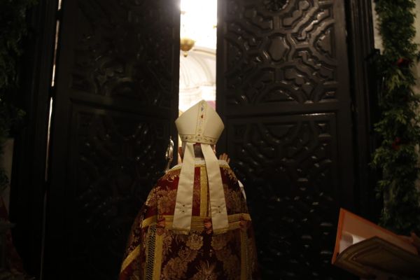 Mons. Demetrio Fernández abre la Puerta Santa del jubileo de San Pelagio. Crédito: Obispado de Córdoba (España).