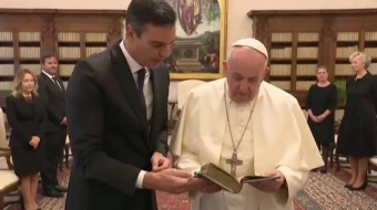 El Papa Francisco, junrto al presidente del Gobierno de España, Pedro Sánchez, en 2020.