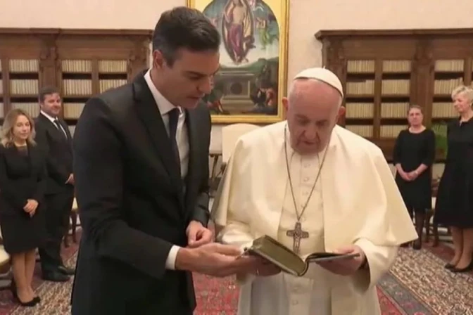 El Papa Francisco, junrto al presidente del Gobierno de España, Pedro Sánchez, en 2020.