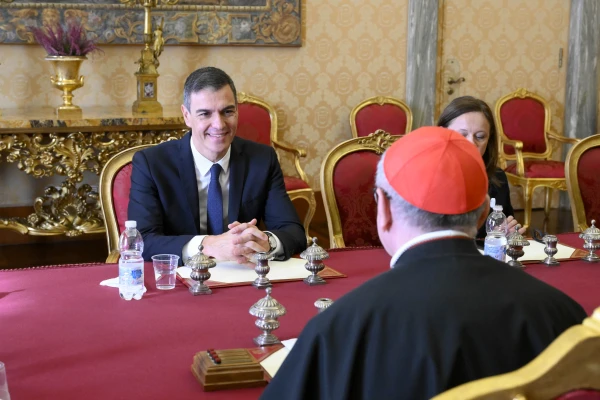 El presidente del Gobierno de España, Pedro Sánchez, reunido con el Cardenal Pietro Parolin en el Vaticano. Crédito: Vatican Media.