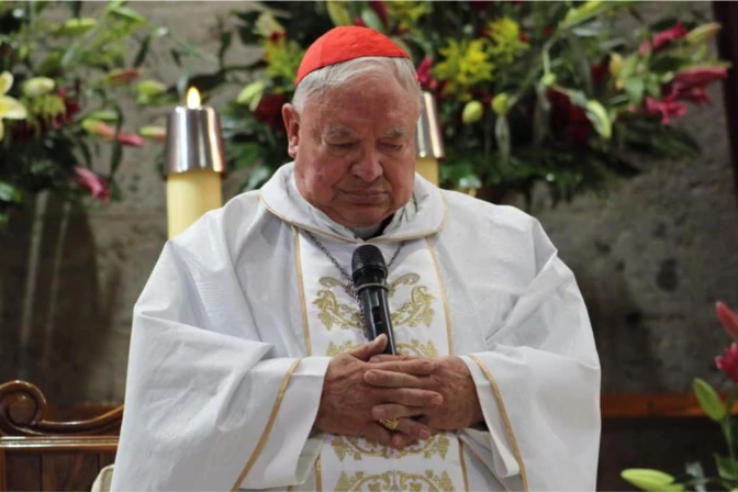 Cardenal Sandoval es hospitalizado por dengue en México