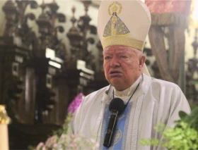 Cardenal Juan Sandoval deja el hospital y se recupera en casa