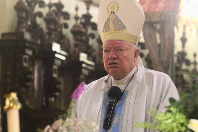 Cardenal Juan Sandoval deja el hospital tras superar el dengue