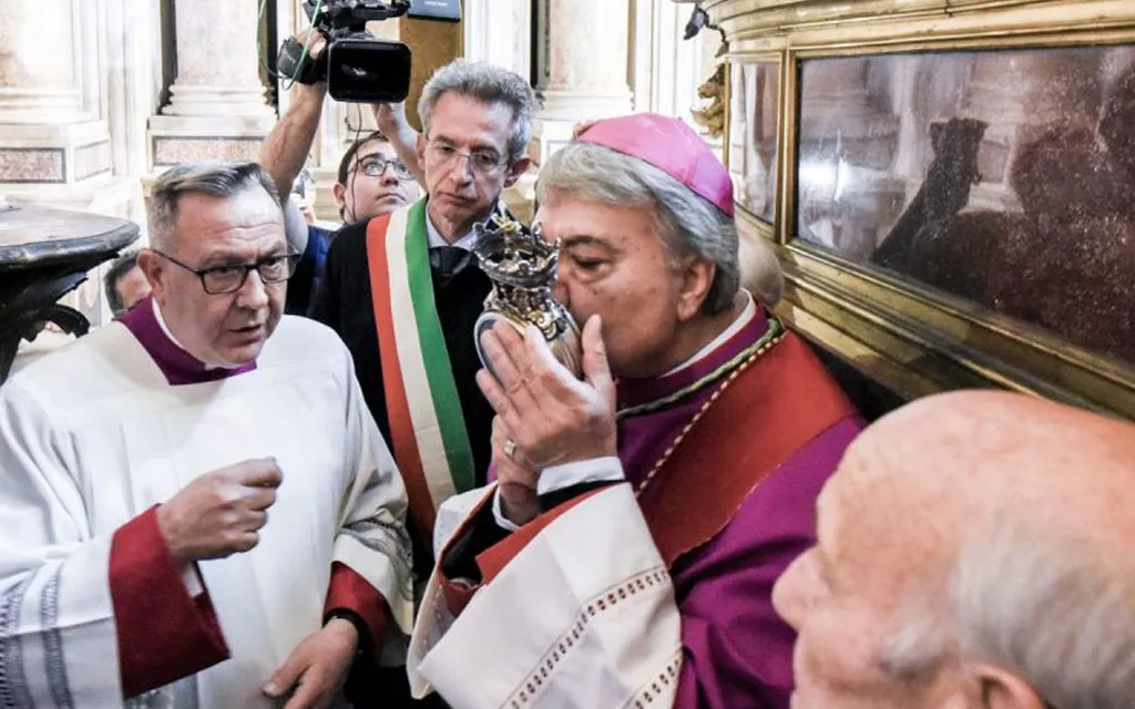 Se repite el milagro de la licuefacción de la sangre de San Genaro. Mons. Battaglia besa la ampolla que contiene el líquido.?w=200&h=150