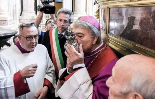 Se repite el milagro de la licuefacción de la sangre de San Genaro. Mons. Battaglia besa la ampolla que contiene el líquido. Crédito: Chiesa di Napoli