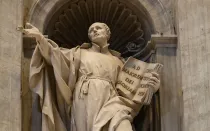 Escultura de San Ignacio Loyola en el interior de la Basílica de San Pedro.