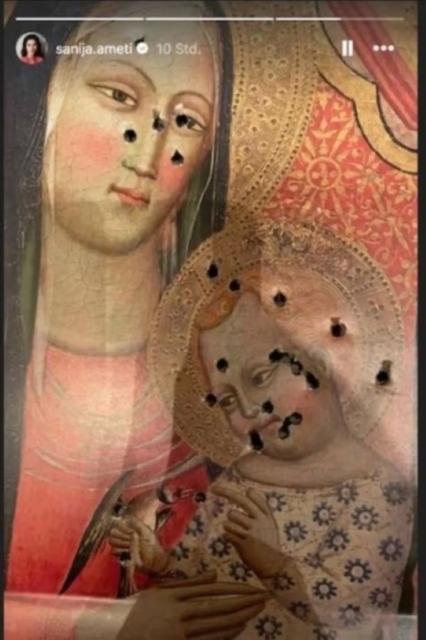 Imagen de la Virgen y el Niño publicada en el Instagram de Sanija Ameti. Crédito: https://www.bistum-chur.ch/allgemein/inakzeptable-zielscheibe-fuer-schiessuebungen/