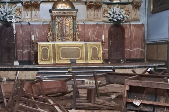 Imagen del interior de la parroquia de San Jorge Mártir en Paiporta (Valencia, España) tras las inundaciones.